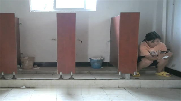 佼佼者全景厕拍1镜4位置6